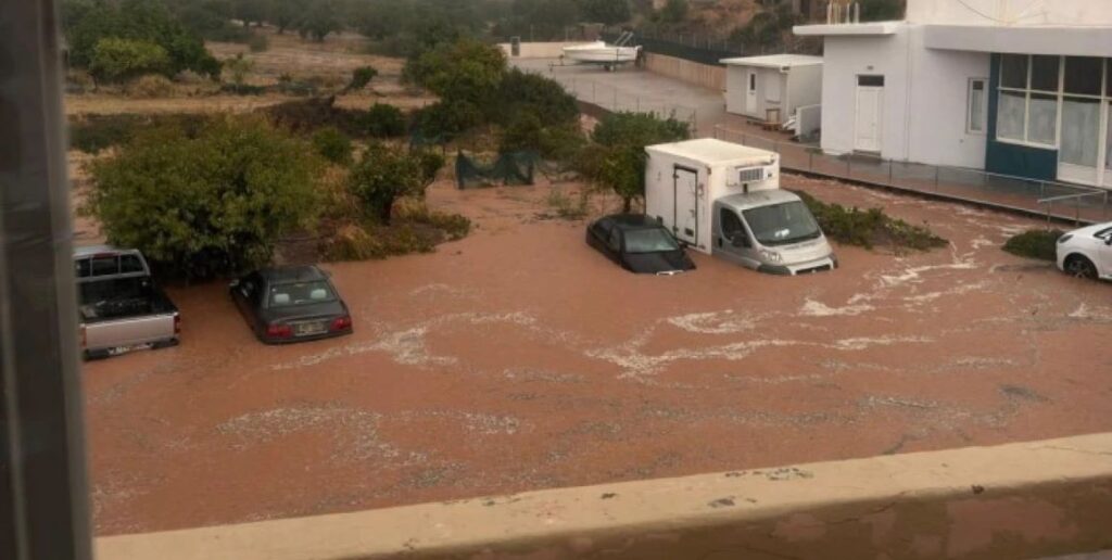 Σφοδρή κακοκαιρία στην Κρήτη: Πλημμύρισαν σπίτια, αυτοκίνητα θάφτηκαν στα λασπόνερα – Ήχησε το 112 – Κλειστά σχολεία και απαγόρευση κυκλοφορίας (Βίντεο)