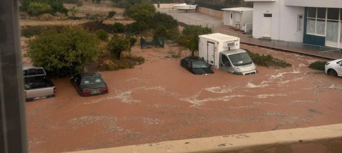 Σφοδρή κακοκαιρία στην Κρήτη: Πλημμύρισαν σπίτια, αυτοκίνητα θάφτηκαν στα λασπόνερα – Ήχησε το 112 – Κλειστά σχολεία και απαγόρευση κυκλοφορίας (Βίντεο)