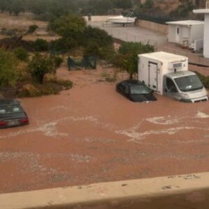 Σφοδρή κακοκαιρία στην Κρήτη: Πλημμύρισαν σπίτια, αυτοκίνητα θάφτηκαν στα λασπόνερα – Ήχησε το 112 – Κλειστά σχολεία και απαγόρευση κυκλοφορίας