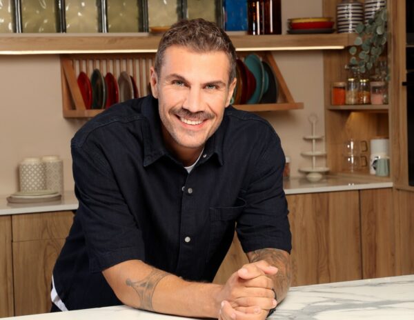 «Kitchen Lab»: Με τον Άκη Πετρετζίκη – Πρεμιέρα, το Σάββατο 3 Οκτωβρίου στις 16.00, στον ΣΚΑΪ με συνταγές για φαγητό και γλυκό